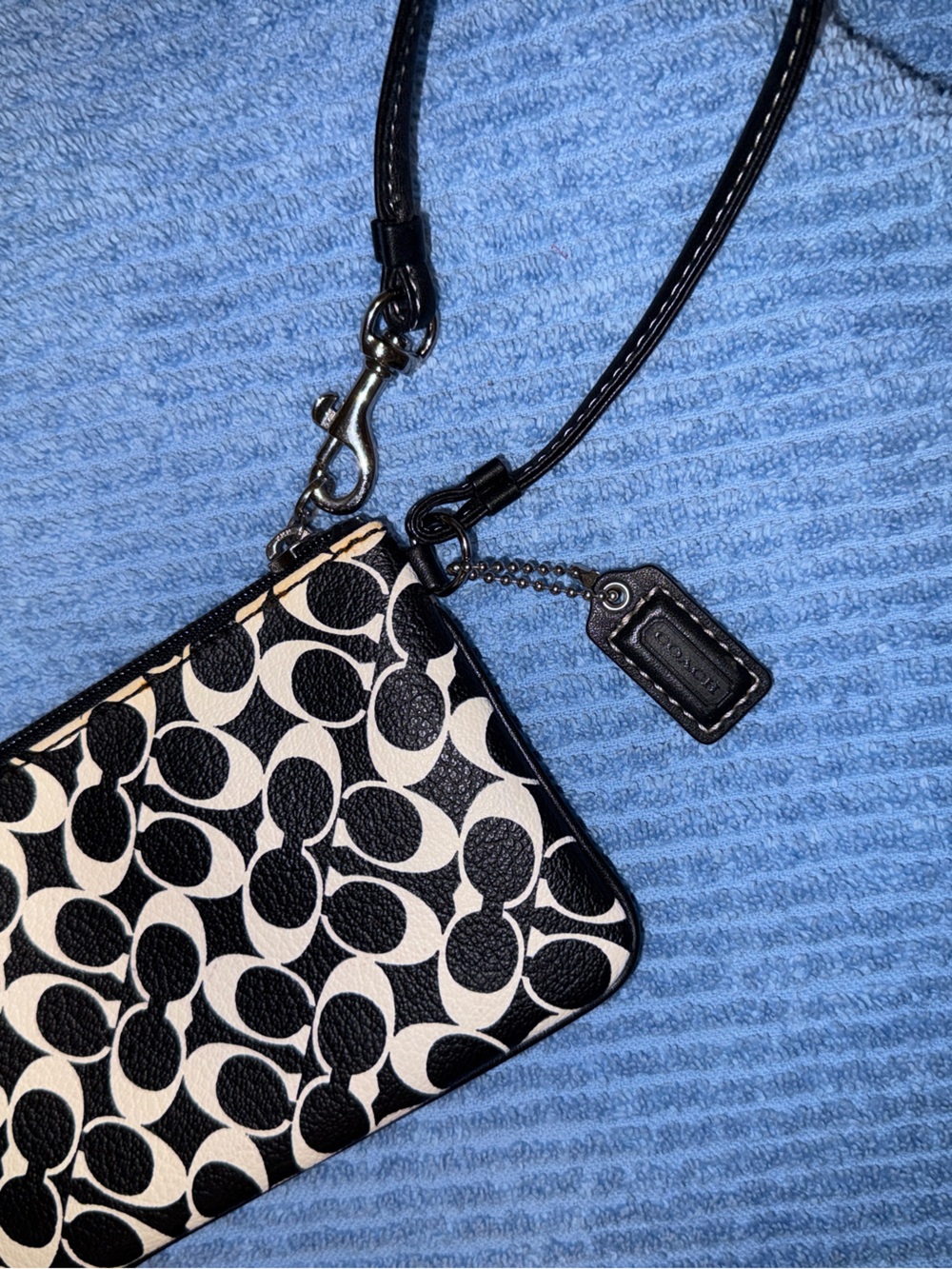 Coach Black & White Patterned Women's Wristlet| discoloration by zipper - Picture 5 of 11